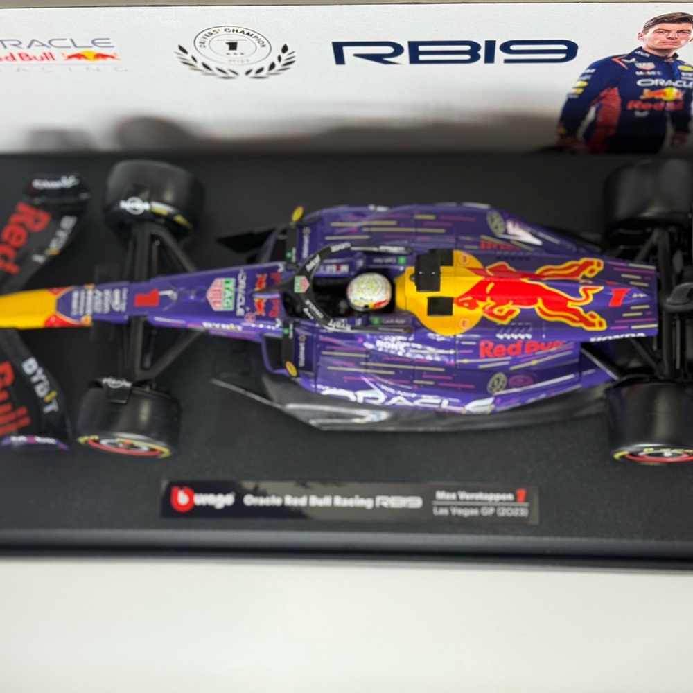 Red Bull Racing RB19 Model Car - Picture 6 of 15